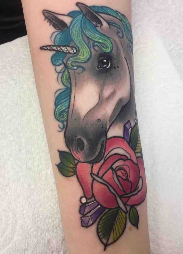 una persona con un tatuaje de unicornio una persona con un tatuaje de unicornio