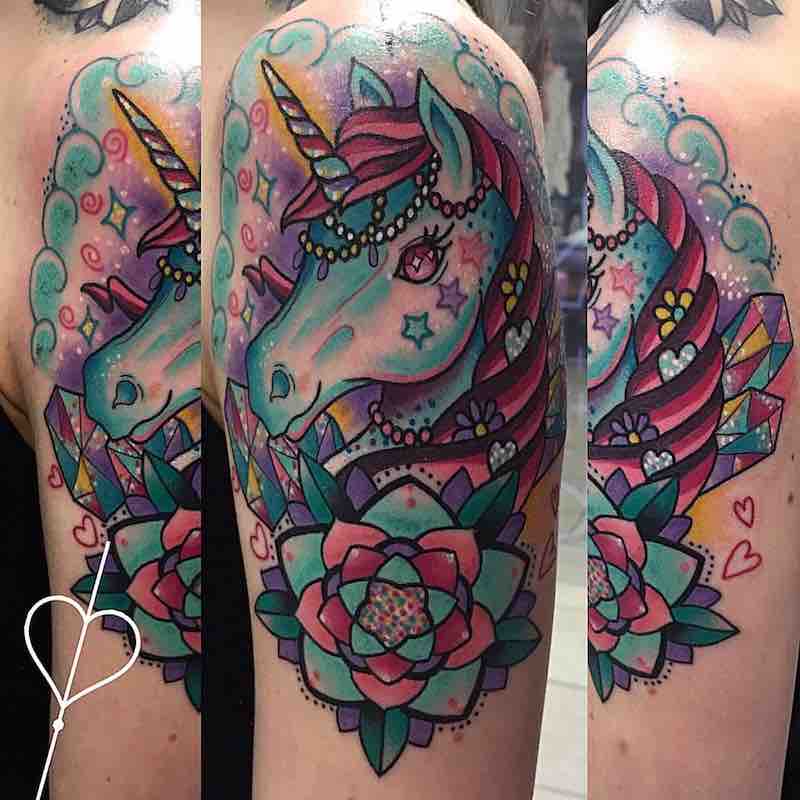 Fantástico tatuaje de unicornio Fantástico tatuaje de unicornio