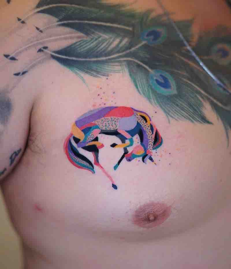 Mujer con tatuaje de unicornio Mujer con tatuaje de unicornio