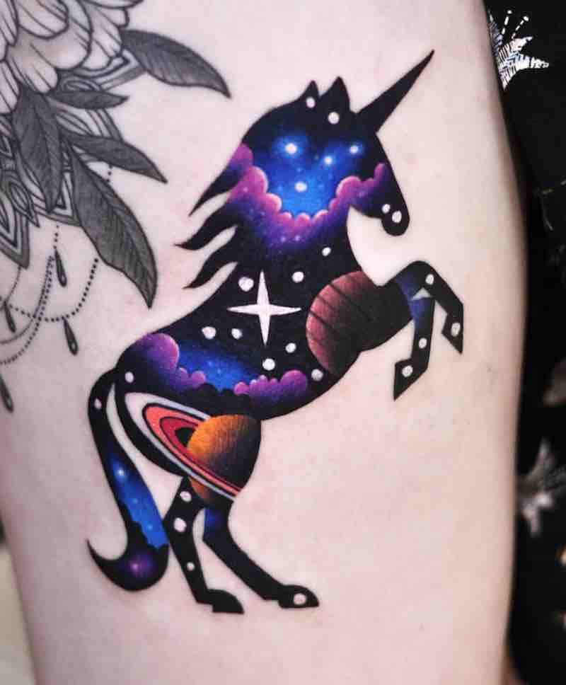 Un tatuaje de unicornio moderno e interesante Un tatuaje de unicornio moderno e interesante