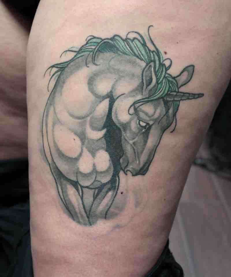 Mujer con un tatuaje de unicornio Mujer con un tatuaje de unicornio