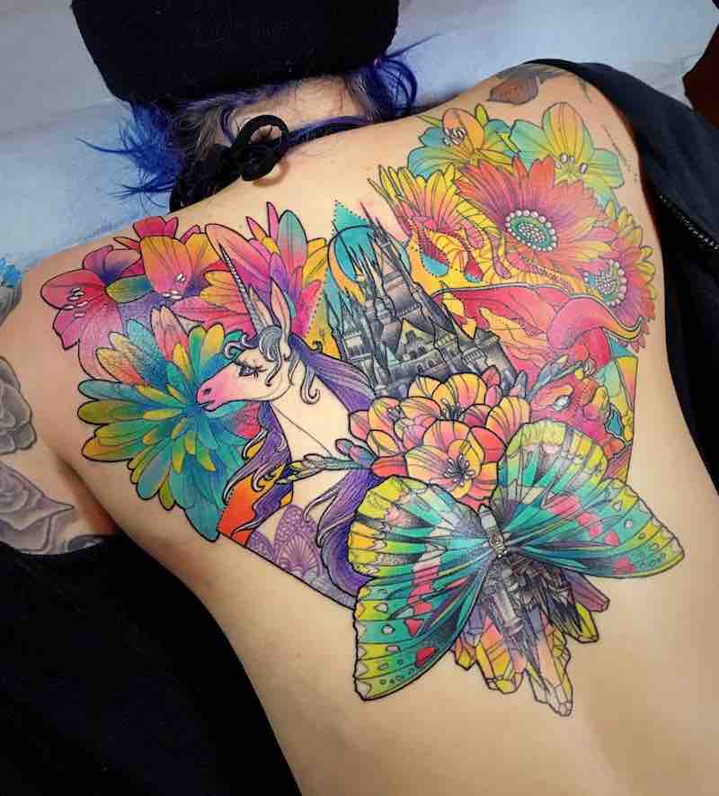 Un tatuaje de unicornio moderno e interesante Un tatuaje de unicornio moderno e interesante