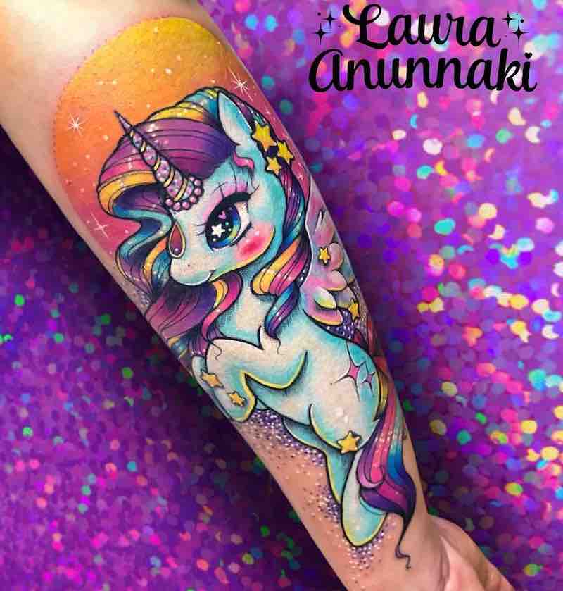 Hombre con tatuaje de unicornio Hombre con tatuaje de unicornio