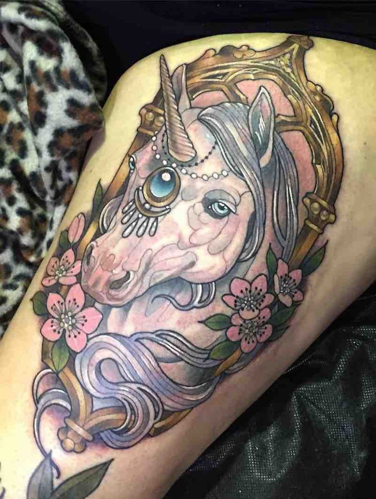 Mujer con un tatuaje de unicornio Mujer con un tatuaje de unicornio