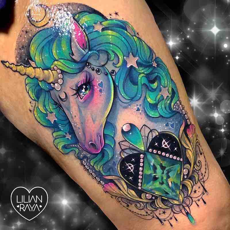 Mujer con tatuaje de unicornio Mujer con tatuaje de unicornio
