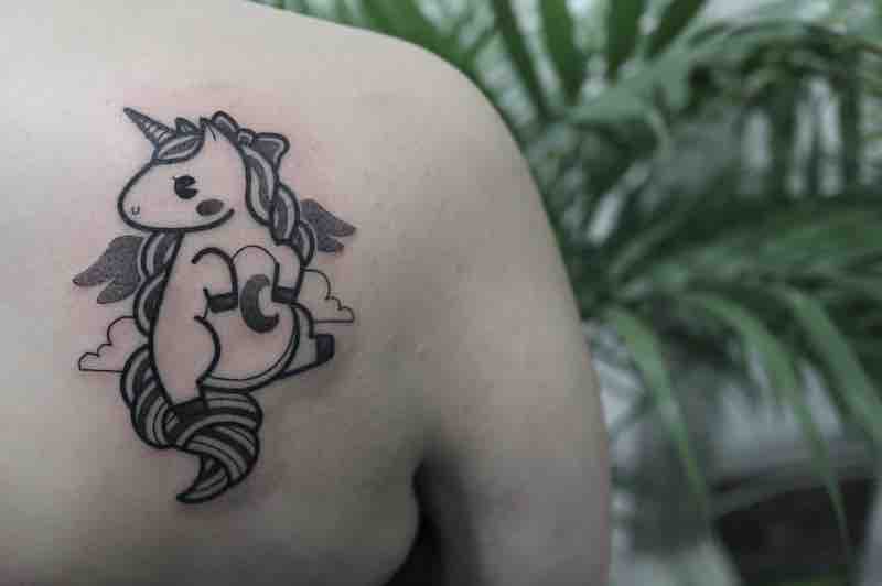 Mujer con tatuaje de unicornio Mujer con tatuaje de unicornio