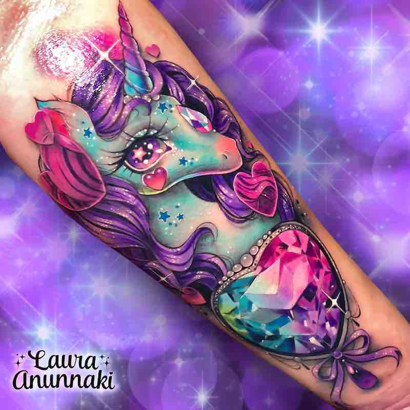Hombre con tatuaje de unicornio Hombre con tatuaje de unicornio
