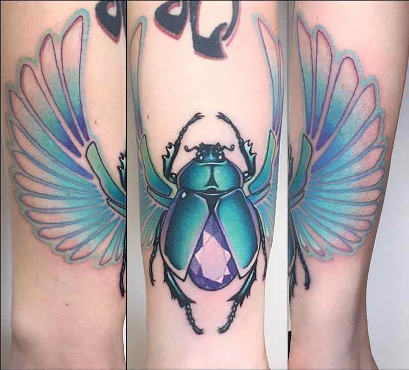 una persona con un tatuaje de escarabajo una persona con un tatuaje de escarabajo