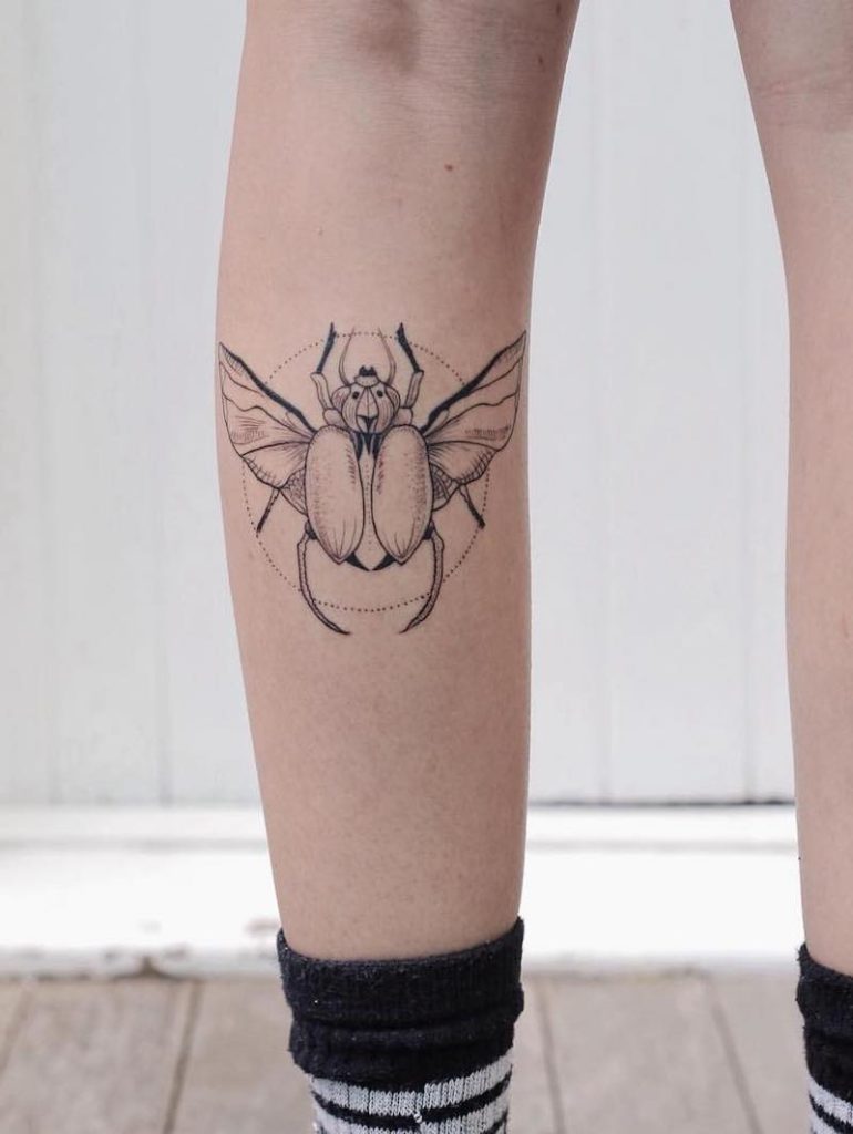 Un tatuaje de escarabajo moderno Un tatuaje de escarabajo moderno