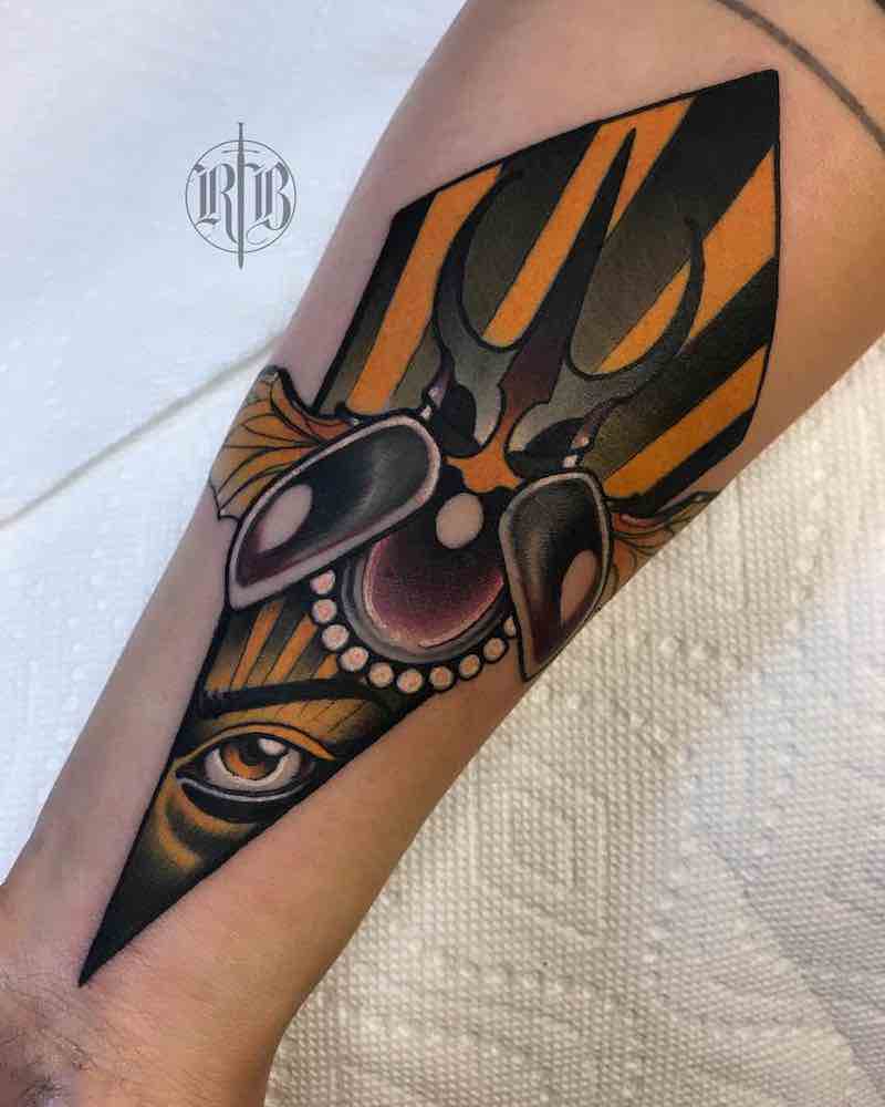 Persona con un tatuaje de escarabajo Persona con un tatuaje de escarabajo