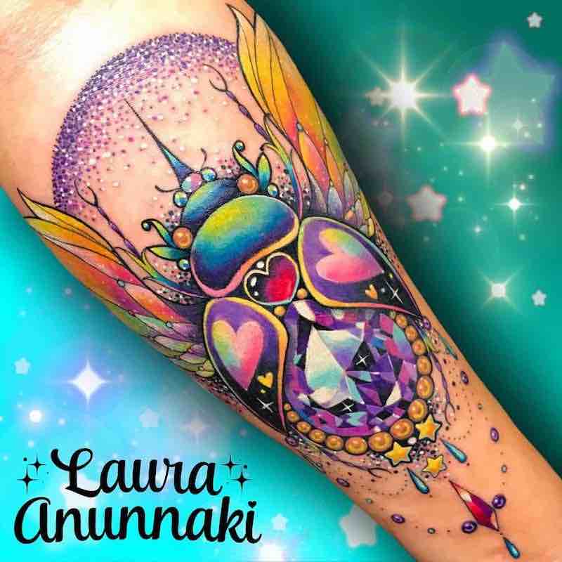 Una mujer con un tatuaje de escarabajo Una mujer con un tatuaje de escarabajo