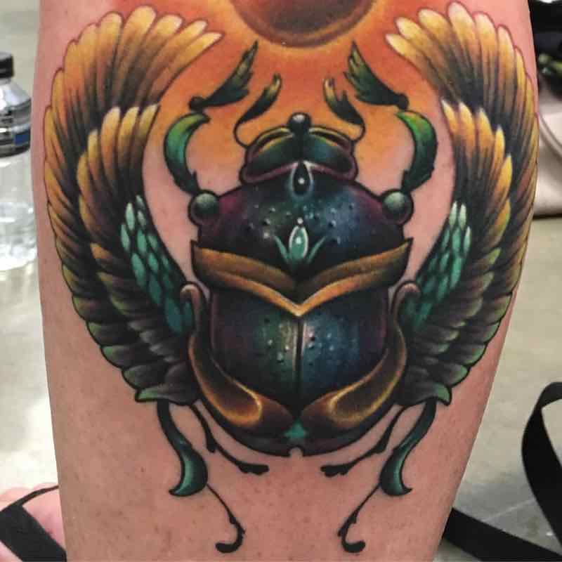 Persona con un tatuaje de escarabajo Persona con un tatuaje de escarabajo