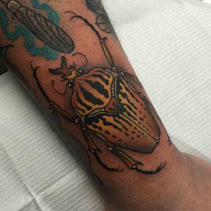 Una mujer con un tatuaje de escarabajo Una mujer con un tatuaje de escarabajo