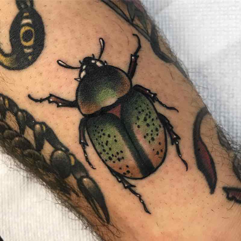 Un tatuaje de escarabajo moderno Un tatuaje de escarabajo moderno