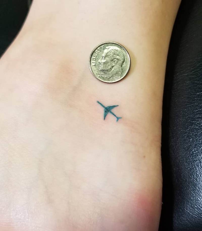 Un hombre con un tatuaje de avión Un hombre con un tatuaje de avión