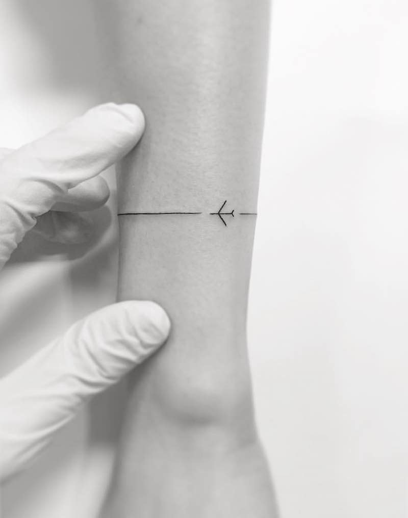 una persona con un tatuaje de avión una persona con un tatuaje de avión