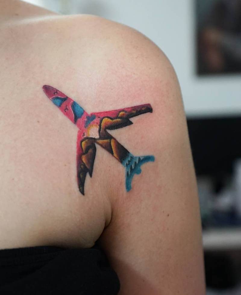 Un tatuaje de avión de este año Un tatuaje de avión de este año