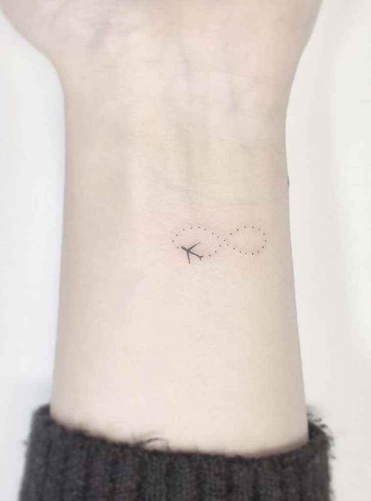 Un tatuaje de avión de este año Un tatuaje de avión de este año