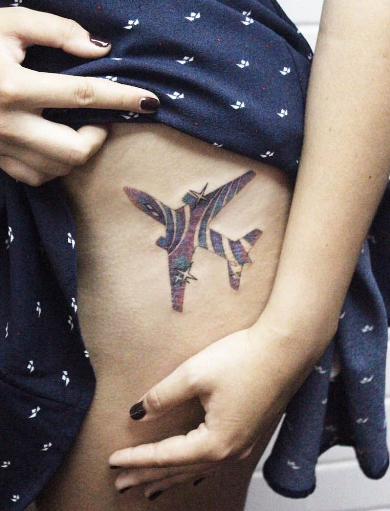 Un tatuaje de avión muy interesante Un tatuaje de avión muy interesante