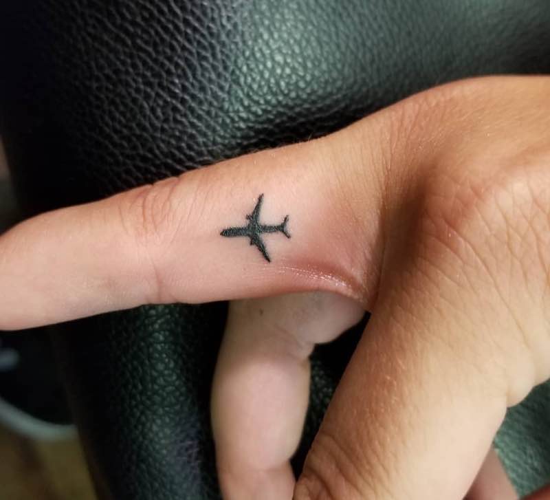 Un hombre con un tatuaje de avión Un hombre con un tatuaje de avión