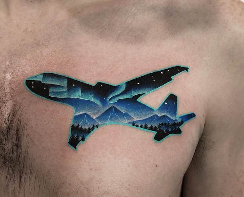 Mujer con un tatuaje de avión Mujer con un tatuaje de avión