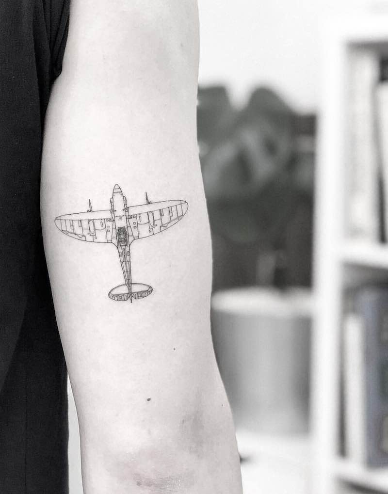 Un tatuaje de avión bastante interesante Un tatuaje de avión bastante interesante