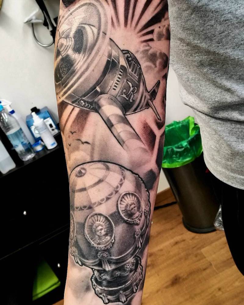Persona con un tatuaje de avión Persona con un tatuaje de avión