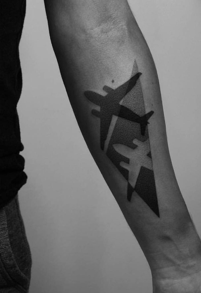Un tatuaje de avión moderno e interesante Un tatuaje de avión moderno e interesante