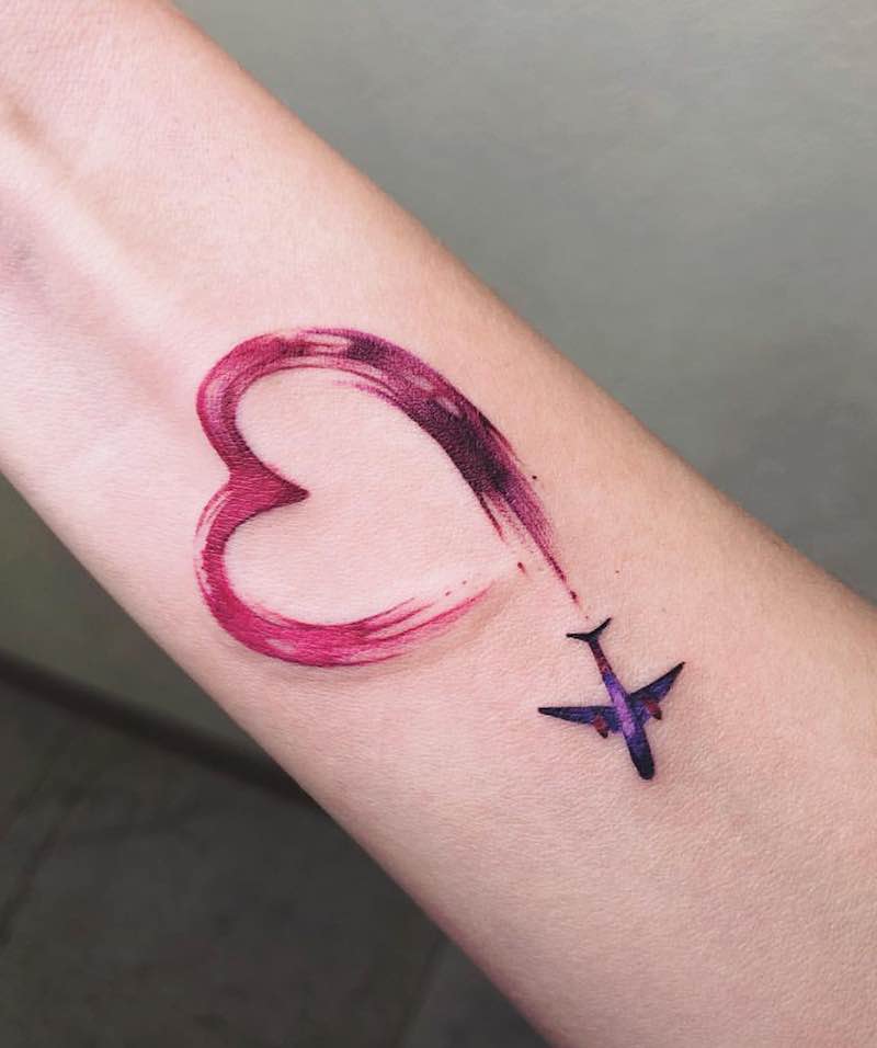 Una mujer con un tatuaje de avión Una mujer con un tatuaje de avión