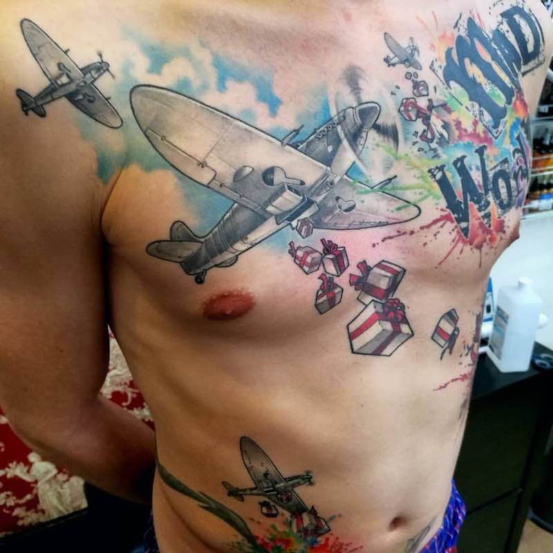 Un hombre con un tatuaje de avión Un hombre con un tatuaje de avión