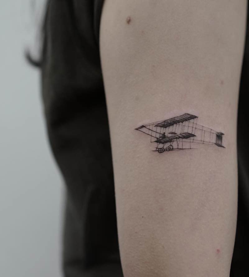 Hombre con tatuaje de avión Hombre con tatuaje de avión