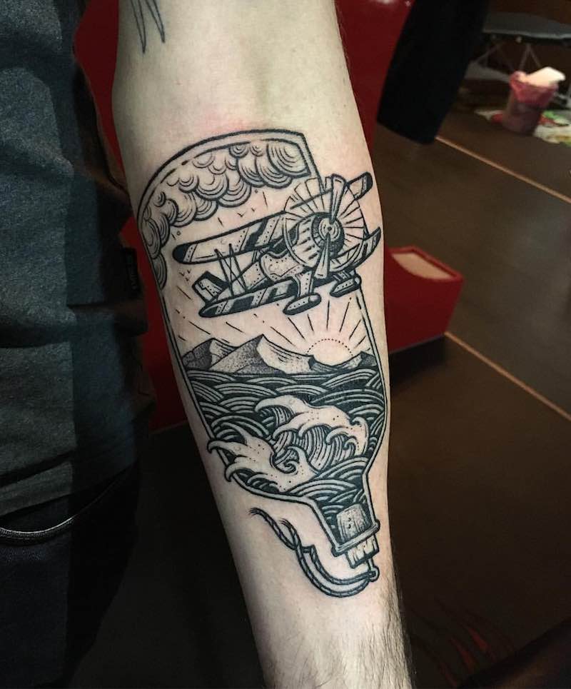 una persona con un tatuaje de avión una persona con un tatuaje de avión