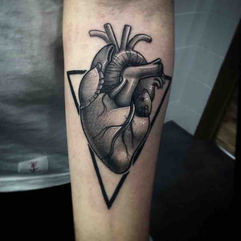 Un tatuaje de corazón moderno e interesante Un tatuaje de corazón moderno e interesante