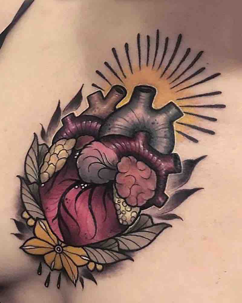 Mujer con un tatuaje de corazón Mujer con un tatuaje de corazón