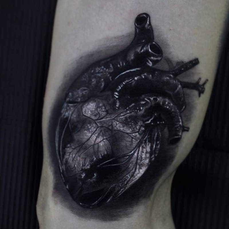 Un tatuaje de corazón actual Un tatuaje de corazón actual