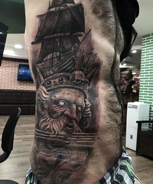Hombre con tatuaje de Poseidón Hombre con tatuaje de Poseidón