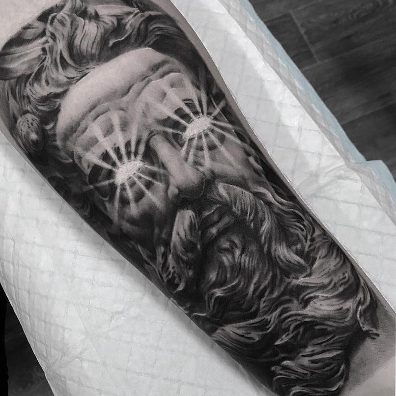 Un tatuaje de Poseidón moderno e interesante Un tatuaje de Poseidón moderno e interesante