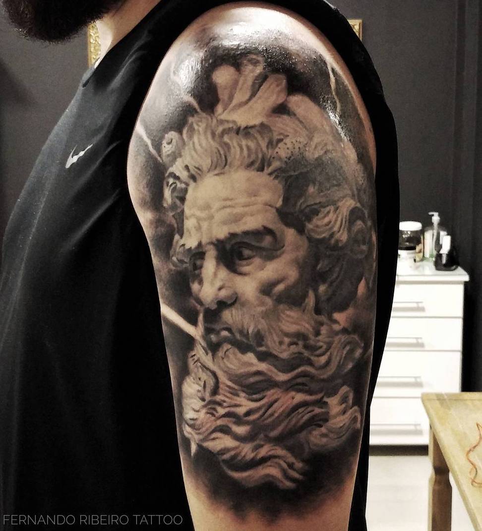 Un tatuaje de Poseidón moderno e interesante Un tatuaje de Poseidón moderno e interesante