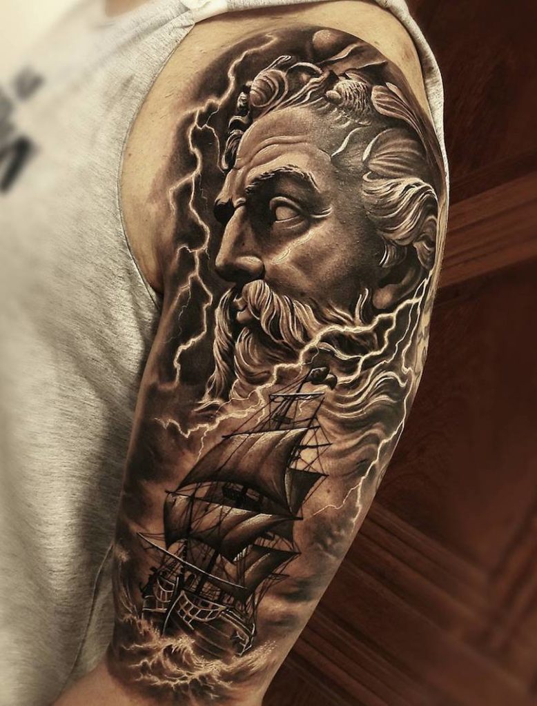 Persona con un tatuaje de Poseidón Persona con un tatuaje de Poseidón