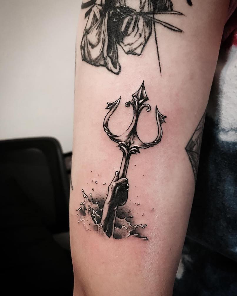 Persona con un tatuaje de Poseidón Persona con un tatuaje de Poseidón