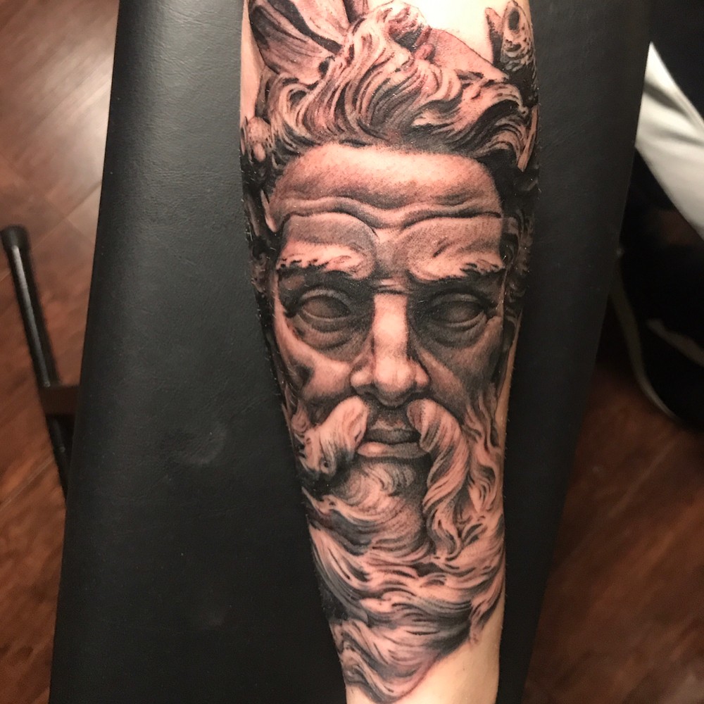 Mujer con un tatuaje de Poseidón Mujer con un tatuaje de Poseidón