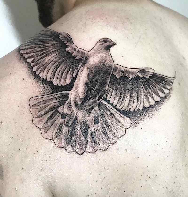 Un hombre con un tatuaje de paloma Un hombre con un tatuaje de paloma