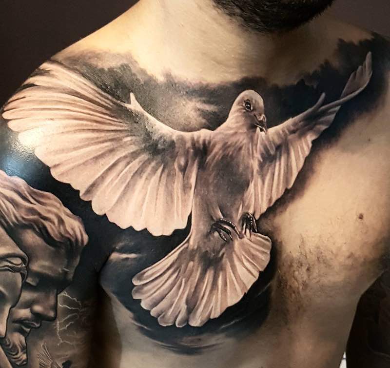 Mujer con tatuaje de paloma Mujer con tatuaje de paloma