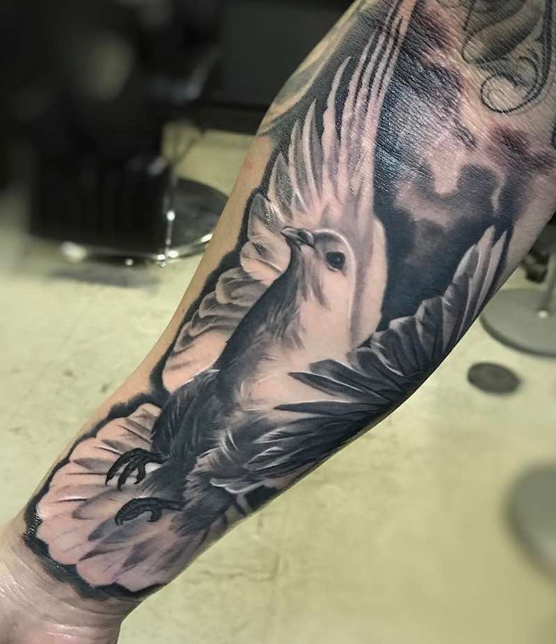 Mujer con tatuaje de paloma Mujer con tatuaje de paloma