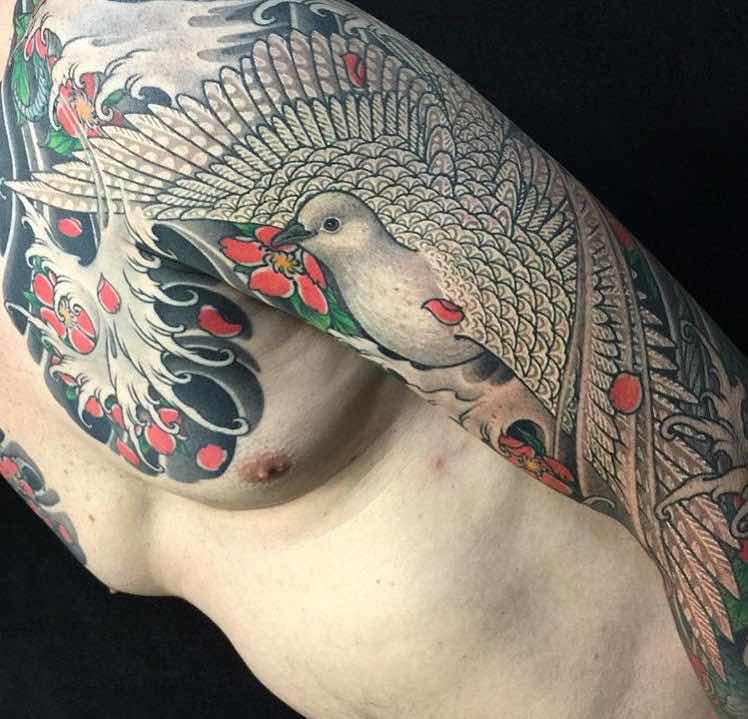 Persona con un tatuaje de paloma Persona con un tatuaje de paloma