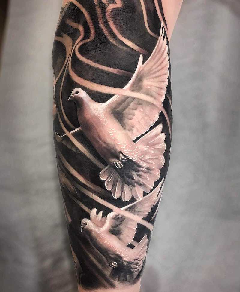 Un hombre con un tatuaje de paloma Un hombre con un tatuaje de paloma