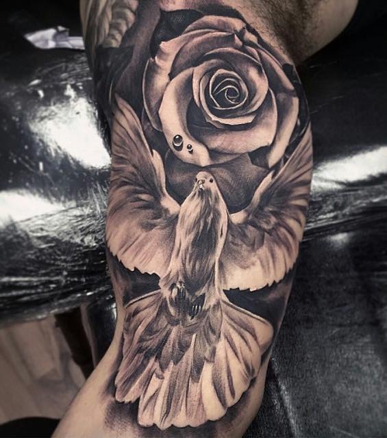 Hombre con tatuaje de paloma Hombre con tatuaje de paloma