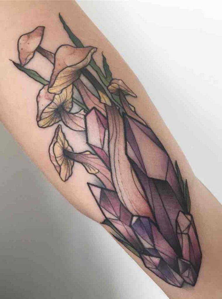 Mujer con un tatuaje de seta Mujer con un tatuaje de seta