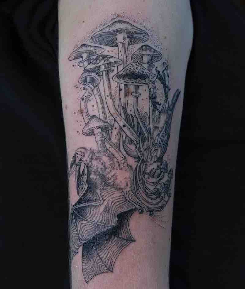 una persona con un tatuaje de seta una persona con un tatuaje de seta