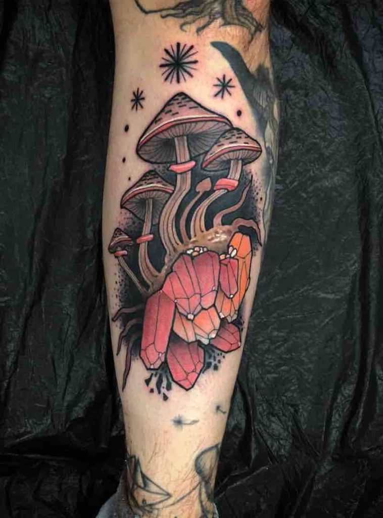 Persona con un tatuaje de seta Persona con un tatuaje de seta